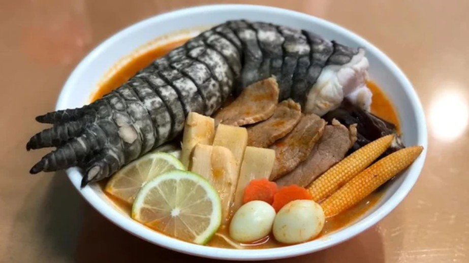 Món mì ramen chân cá sấu có giá khoảng 1 triệu đồng. (Nguồn ảnh: Lấy từ trang VnExpress)